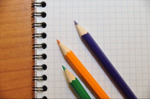 detalhe-lapis-coloridos-caderno-quadriculado.jpg